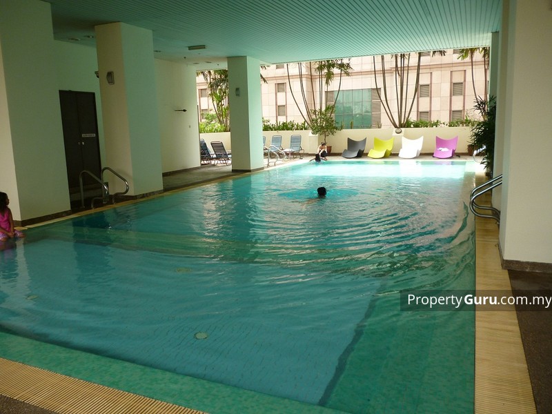 マレーシアのマンション内のプール