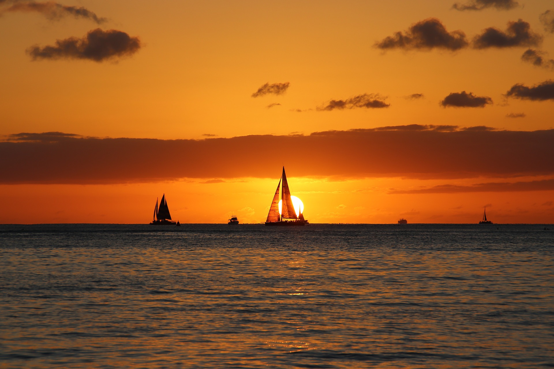 海辺のヨットと夕陽