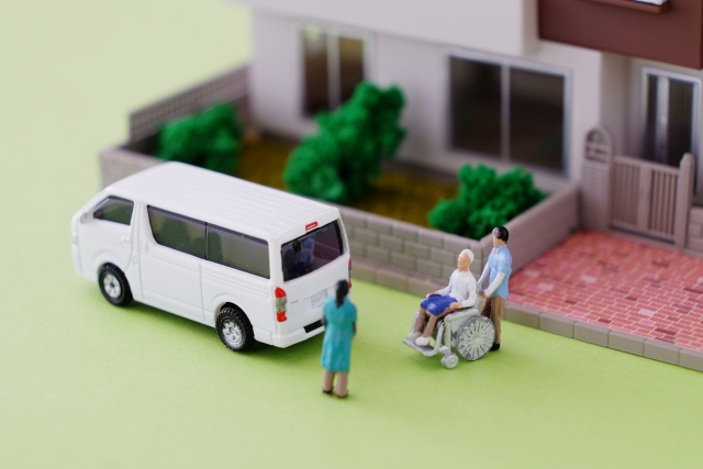 介護タクシーに乗る情景の粘土人形