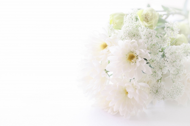 白い供花のイメージ