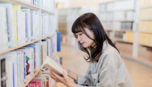 図書館で本を探す女性