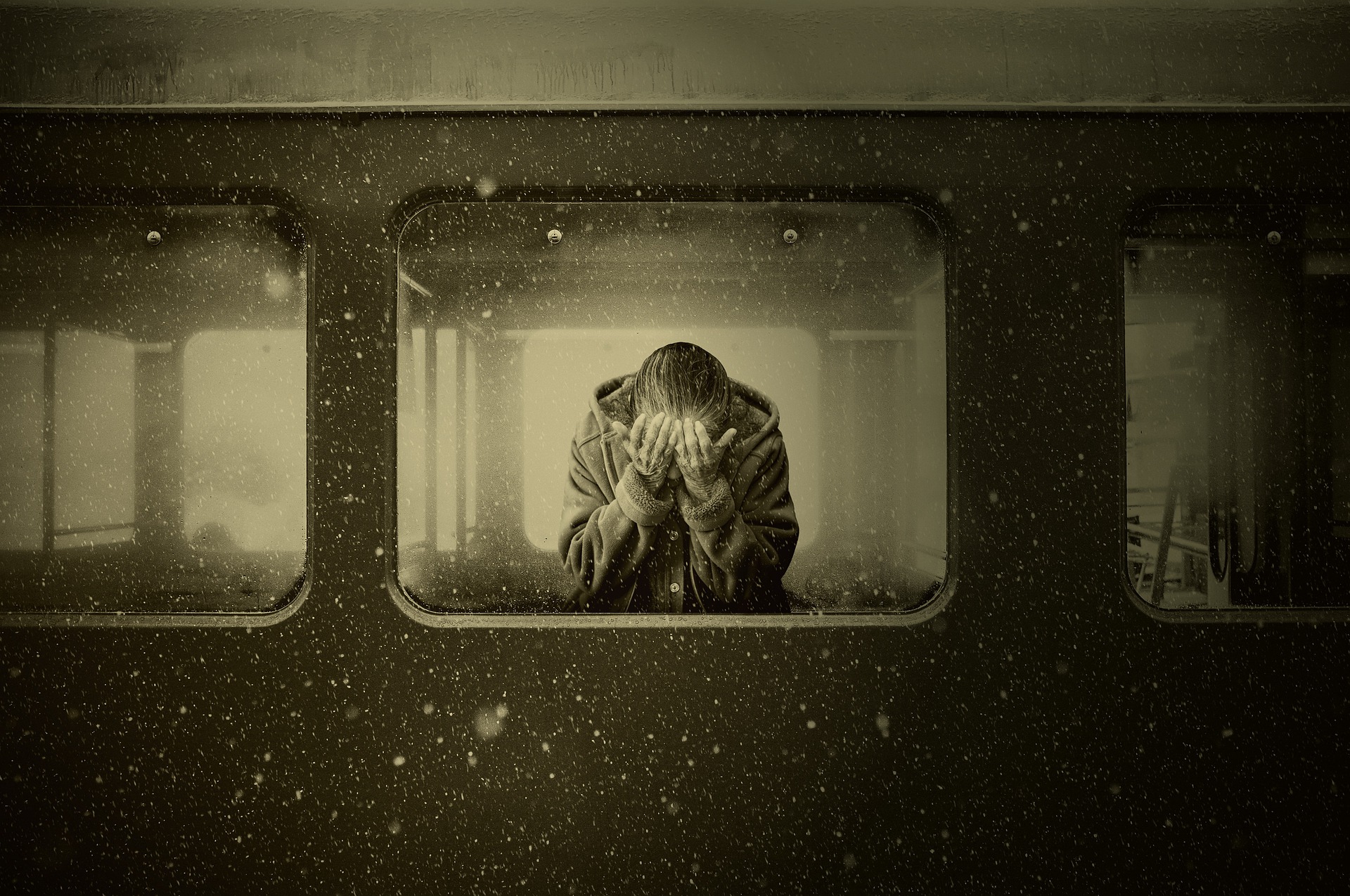 汽車のコンパートメントで泣く女性