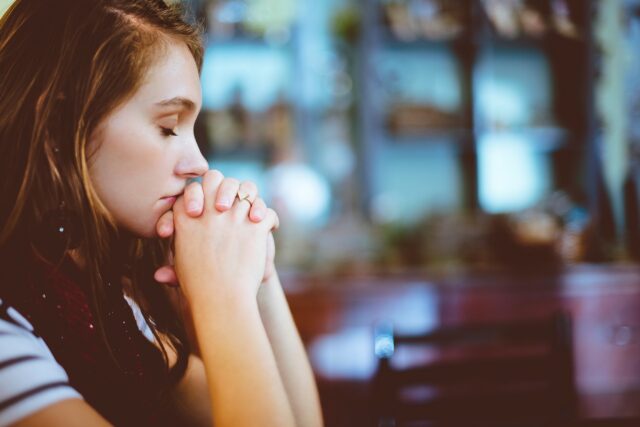 教会で祈る女性