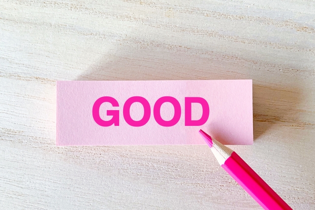 GOODを指すピンクの色鉛筆