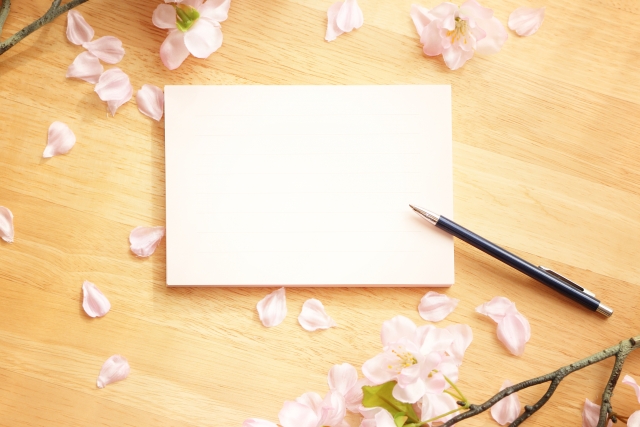 桜の花びらと紙とボールペン