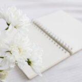 白い花と開いたノート