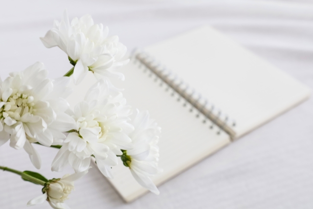 白い花と開いたノート