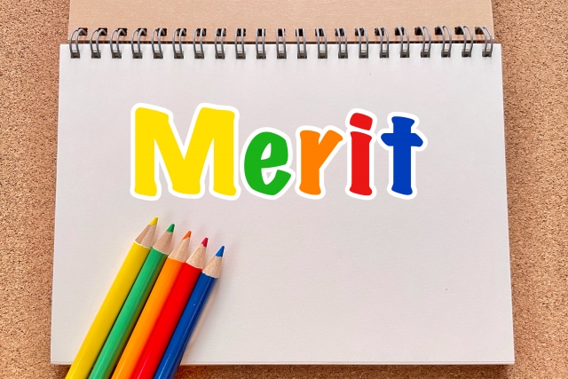 スケッチブックに色鉛筆で描かれたMeritの文字