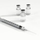注射器とワクチンのアンプル
